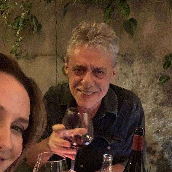 Carol Proner, de 47 anos, e Chico Buarque, de 77, se conheceram através de amigos em comum e reuniões políticas de militância