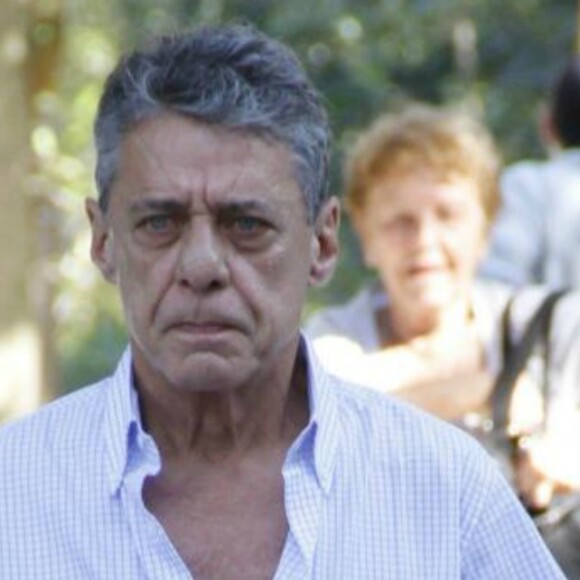 Chico Buarque viveu breve relacionamento com a atriz Mônica Torres, em 2016