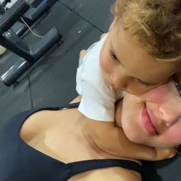 Biah Rodrigues às vezes conta com a companhia do filho na academia