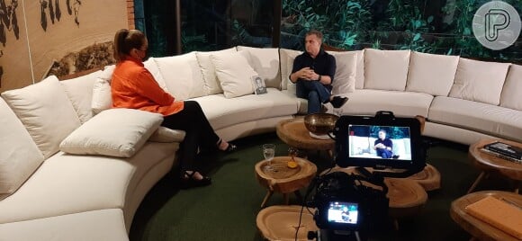 Luciano Huck conversou com Renata Ceribelli na sala de sua casa, no Rio