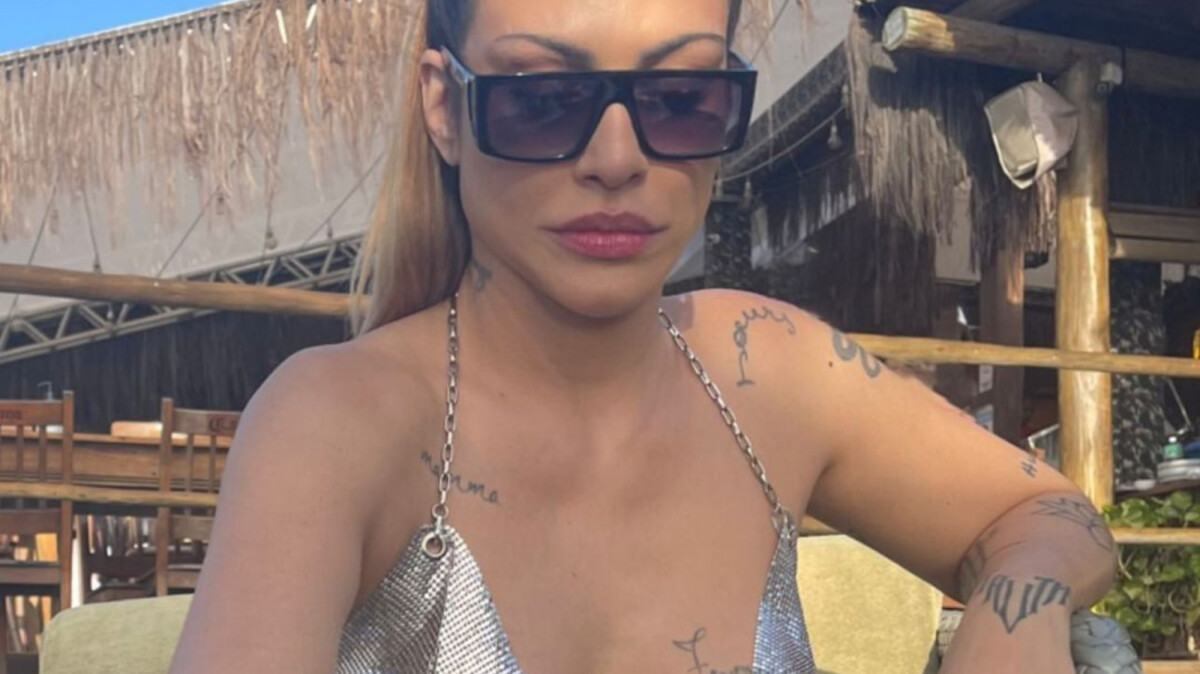 Em lua de mel, Cleo usa com blusa de correntes e decote profundo. Foto! -  Purepeople