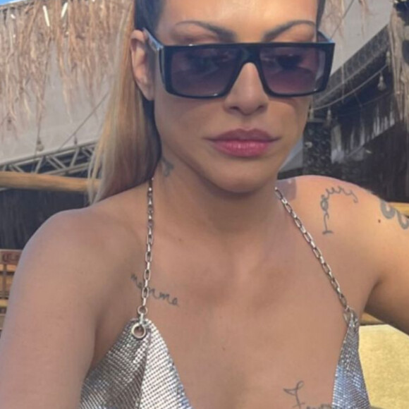 Cleo escolhe blusa prateada com decote profundo para ir em bar de Noronha