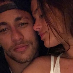 Bruna Marquezine se incomoda com relação de Neymar e Bruna Biancardi. Atriz e jogador viveram relacionamento de 2012 a 2018, entre idas e vindas