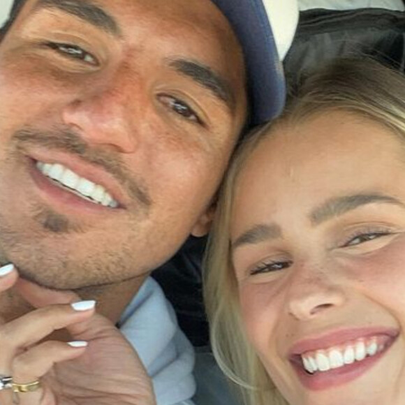Yasmin Brunet e Gabriel Medina suam a camisa juntos em treino pesado