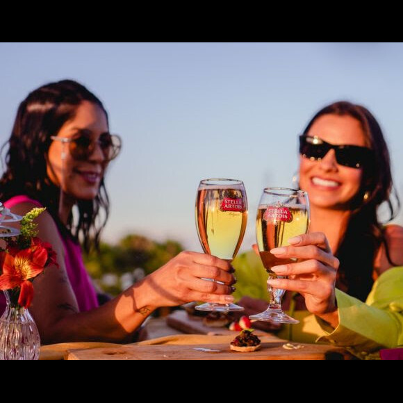 Andressa Suita subiu no balão com a influencer Mirella Mascarenhas, com quem brindou