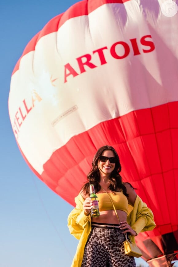 Andressa Suita posou ao lado dos balões antes mesmo de subir e aproveitar a vista