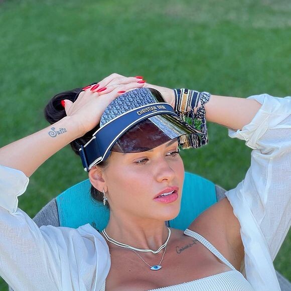 Regularmente a influencer adicionava viseiras ou camisas para aumentar o conforto