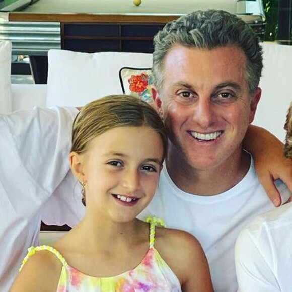 Luciano Huck ganhou homenagem dos filhos em participação no 'Mais Você', para divulgar novo programa de domingo e 50 anos de idade
