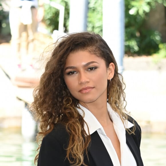 Zendaya chegou ao Festival de Veneza com look preto e branco com detalhe rosa