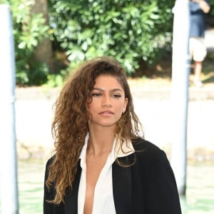 Blazer e vestido longo: Zendaya deu aula de estilo com combinação em Cannes