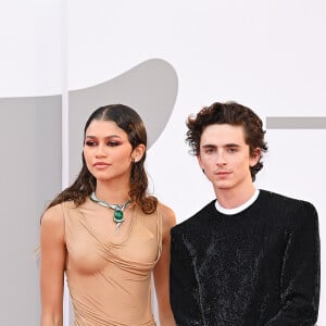 Zendaya posa com Timothée Chalamet em Festival de Veneza