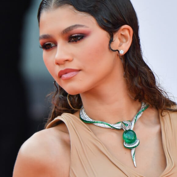 Joia com serpente de esmeralda usada por Zendaya é da Bvlgari