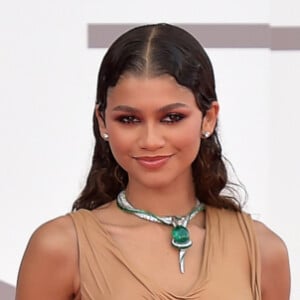 Vestido Balmain de couro e joia com serpente de esmeralda: a estreia de Zendaya em Veneza