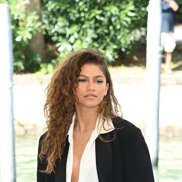 Zendaya usa look vestido Valentino branco com blazer oversized preto