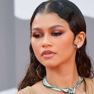 Zendaya brilha com vestido Balmain de couro e joia com serpente de esmeralda