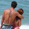André Luiz Frambach e Larissa Manoela foram fotografados em clima de romance em praia do Rio