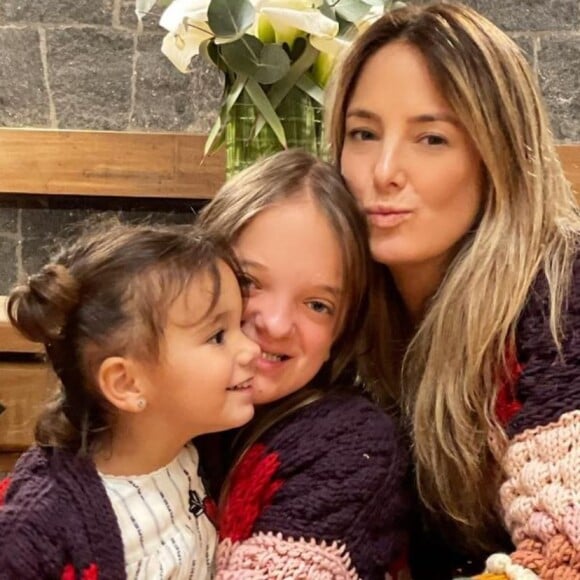 Ticiane Pinheiro posou ao lado das filhas, Manuella e Rafaella Justus