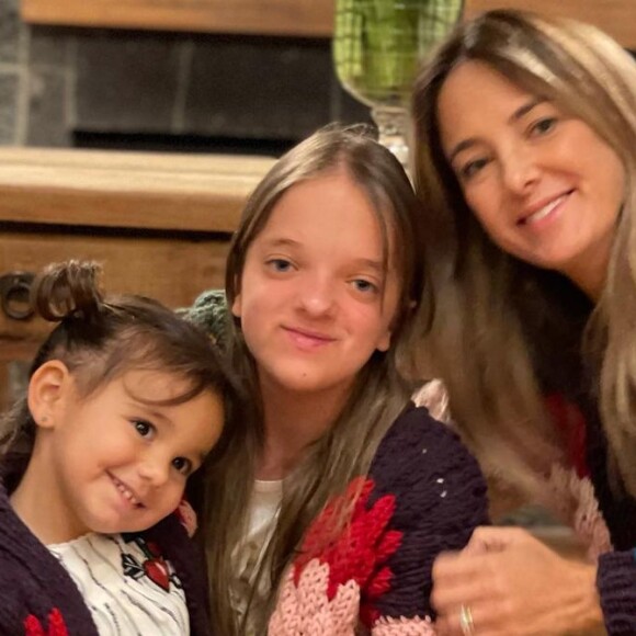 Ticiane Pinheiro e as filhas, Manuella e Rafaella Justus, usaram roupas iguais