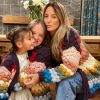 Ticiane Pinheiro e as filhas surgiram usando o mesmo suéter colorido