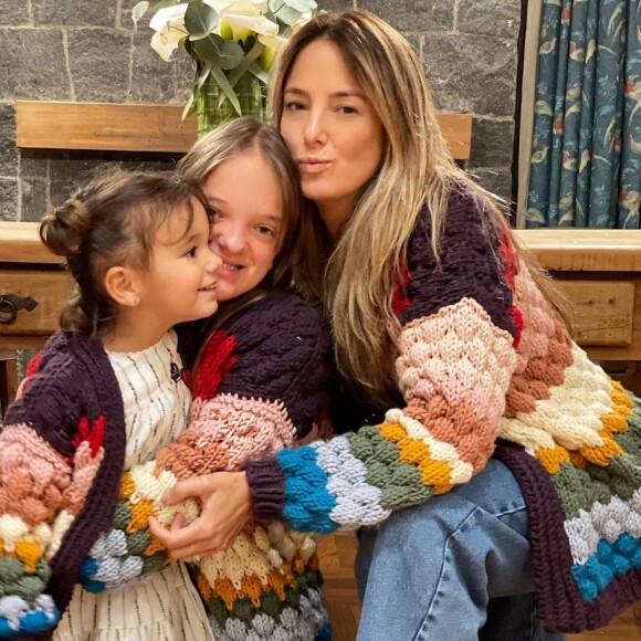 Ticiane Pinheiro e as filhas surgiram usando o mesmo suéter colorido