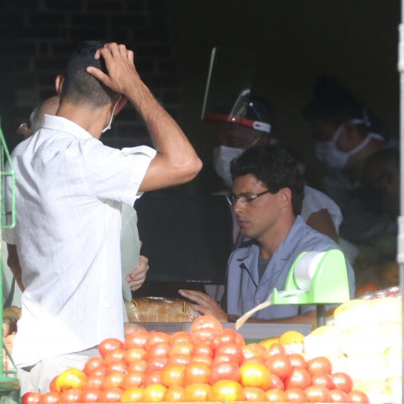 Na novela 'Um Lugar ao Sol', Cauã Reymond vive irmãos gêmeos que crescem separados e acabam trocando de lugar após um sofrer acidente