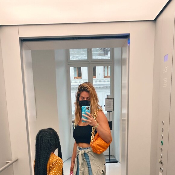 Giovanna Ewbank e Bruno Gagliasso foram à Paris com a família e comemoraram aniversário da amiga e empresária, Francisca Pereira