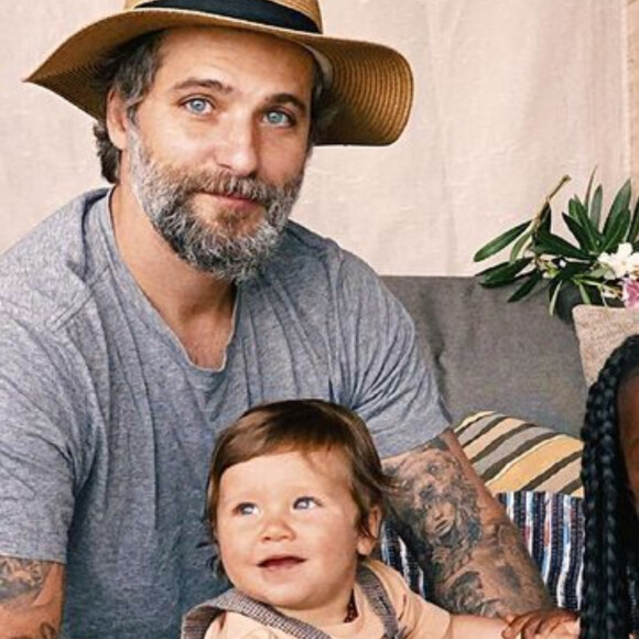 Bruno Gagliasso e Giovanna Ewbank se divertem e encantam ao notar que o filho caçula, Zyan, de 1 ano, está imitando o irmão, Bless, de 6