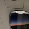 Outra foto, mais conceitual, mostra o céu noturno visto por uma janela de avião