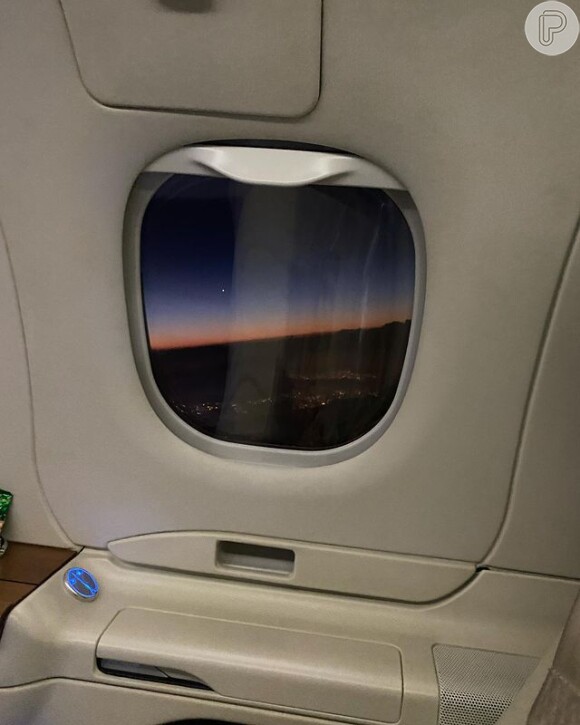 Outra foto, mais conceitual, mostra o céu noturno visto por uma janela de avião