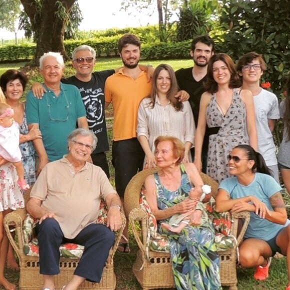 Glória Menezes e Tarcísio Meira ao lado da família em foto postada pela nora Mocita Fagundes