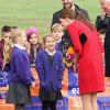Kate Middleton conversa com crianças durante evento que visa arrecadar fundos para construção de hospital infantil