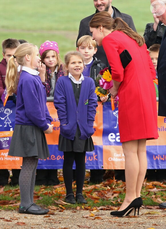 Kate Middleton conversa com crianças durante evento que visa arrecadar fundos para construção de hospital infantil