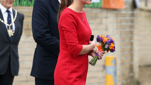 Kate Middleton usa vestidinho largo para esconder barriga de grávida, em evento