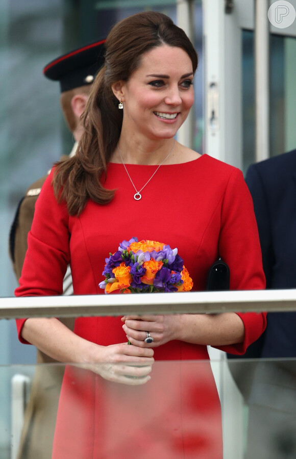 Kate Middleton procurou manter as mãos na frente da barriguinha de grávida de 4 meses
