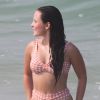 De biquíni, Larissa Manoela tomou banho de mar em praia do Rio
