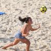 Larissa Manoela fez treino de futvôlei em praia