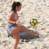 Larissa Manoela se divertiu em praia do Rio de Janeiro