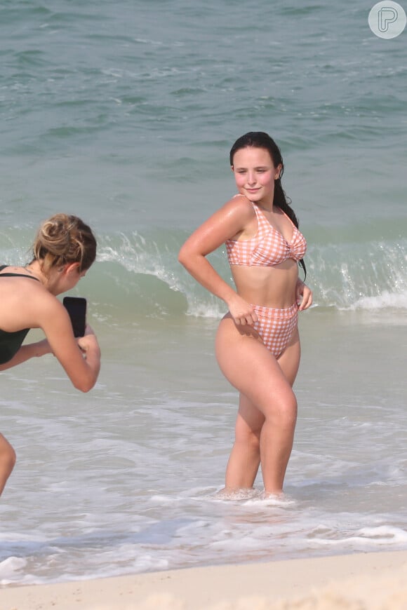 Larissa Manoela brincou ao posar para amiga em praia do Rio