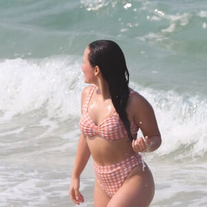 Larissa Manoela tomou banho de mar na praia da Barra da Tijuca, Zona Oeste do Rio