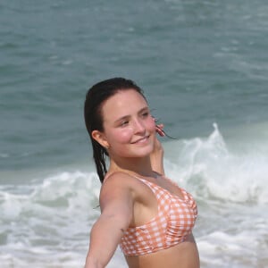 De biquíni, Larissa Manoela exibiu cabelo novo ao curtir praia do Rio de Janeiro
