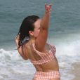Larissa Manoela aproveitou dia de forte calor na praia da Barra da Tijuca, Zona Oeste do Rio de Janeiro