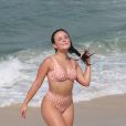 Larissa Manoela, de biquíni hot pant, se refrescou em praia do Rio