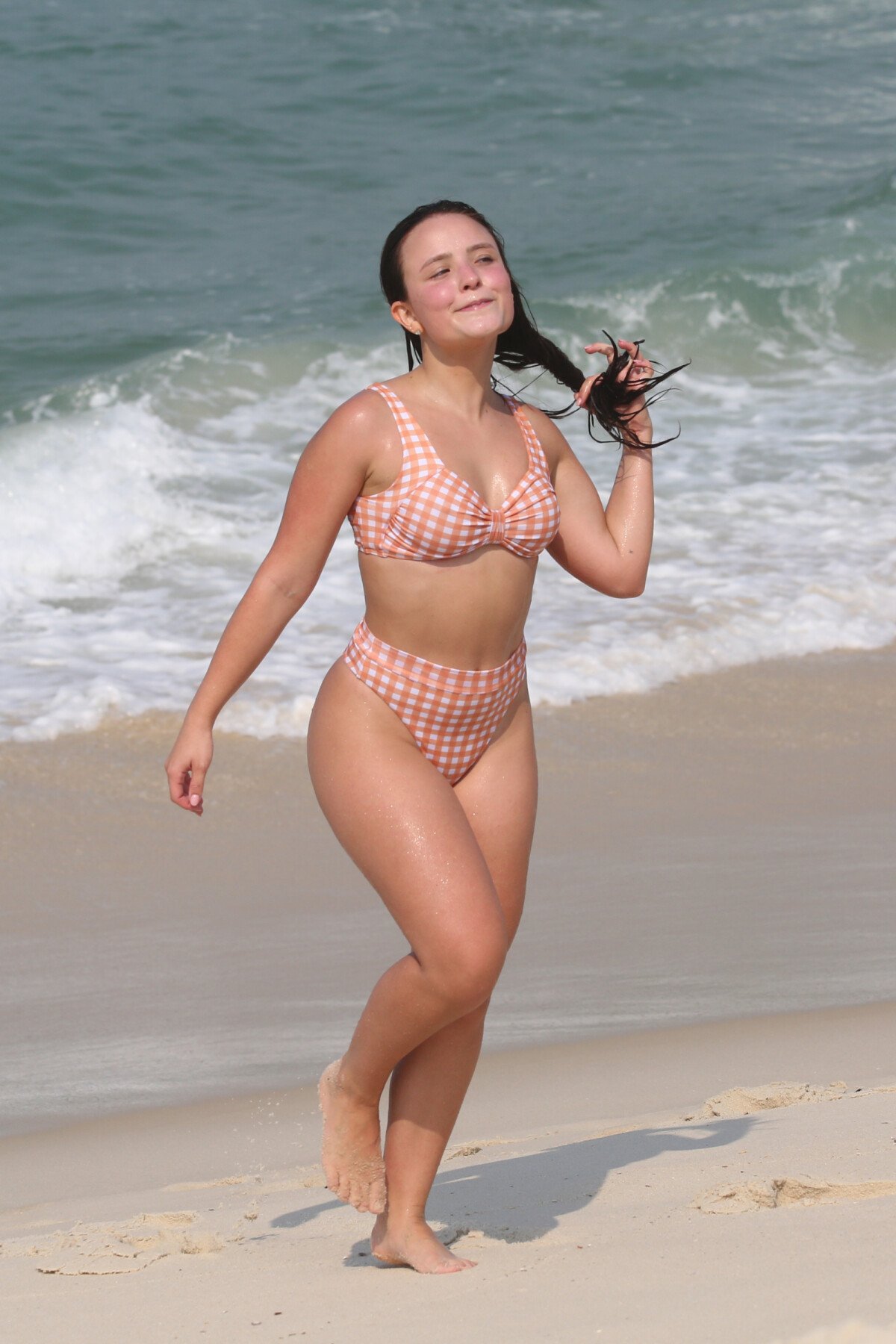 Foto Larissa Manoela De Biquíni Hot Pant Se Refrescou Em Praia Do Rio Purepeople