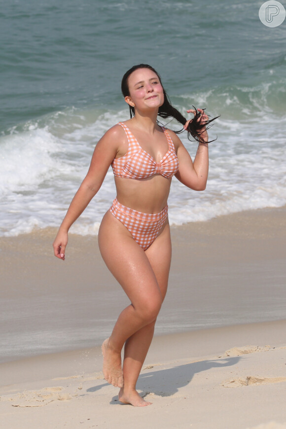 Larissa Manoela, de biquíni hot pant, se refrescou em praia do Rio