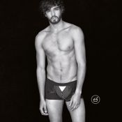 Marlon Teixeira, affair de Bruna Marquezine, posa de cueca para grife italiana