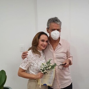 Chico Buarque e Carol Proner usaram roupas simples no casamento em cartório