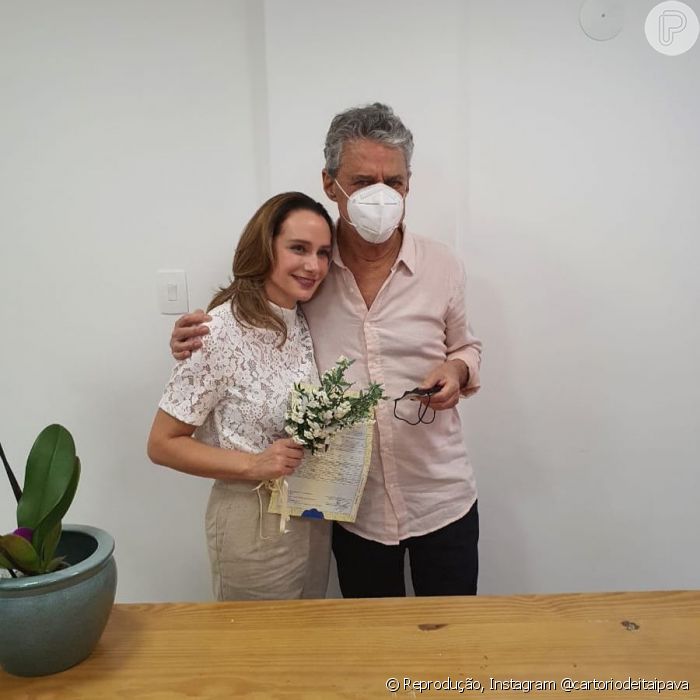 Chico Buarque e Carol Proner usaram roupas simples no casamento em cartório