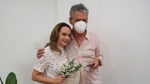 Chico Buarque se casa com Carol Proner e surpreende fãs: 'Que simplicidade'. Fotos!