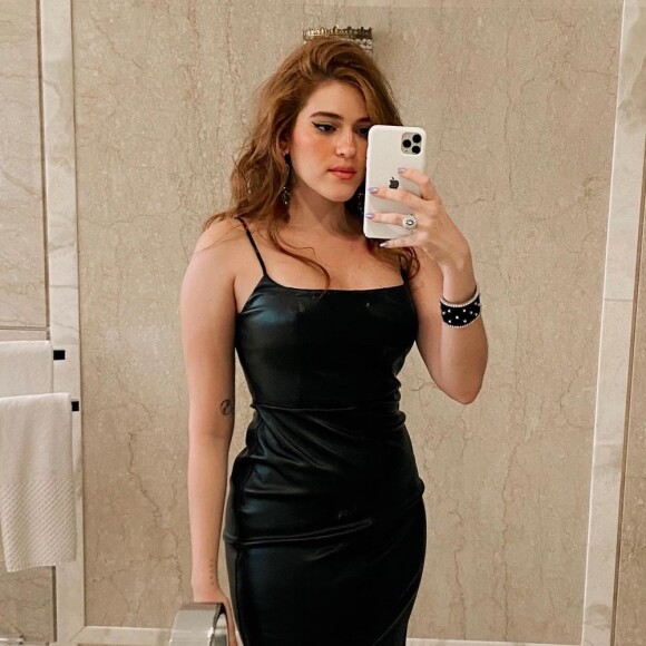 Ana Clara usa vestido preto com efeito de couro e valoriza silhueta