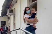 Yanka, irmã de Pétala, filma Lívia Andrade do lado de fora do laboratório em que Marcos Araújo fez exame de DNA